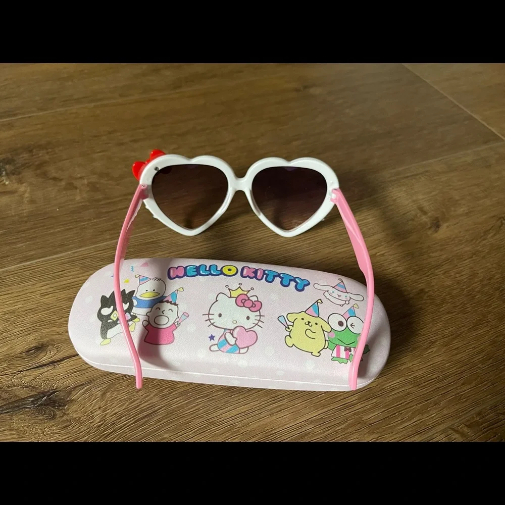 HELLO KITTY-NWT Children’s Sunglasses with Sanrio Case